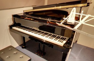 グランドピアノはYamahaのC3、G3、スタインウェイのボストン、アップライト2台!