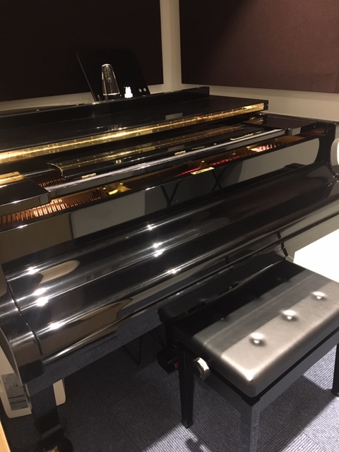 南麻布校M1のYamaha C1グランドピアノ
