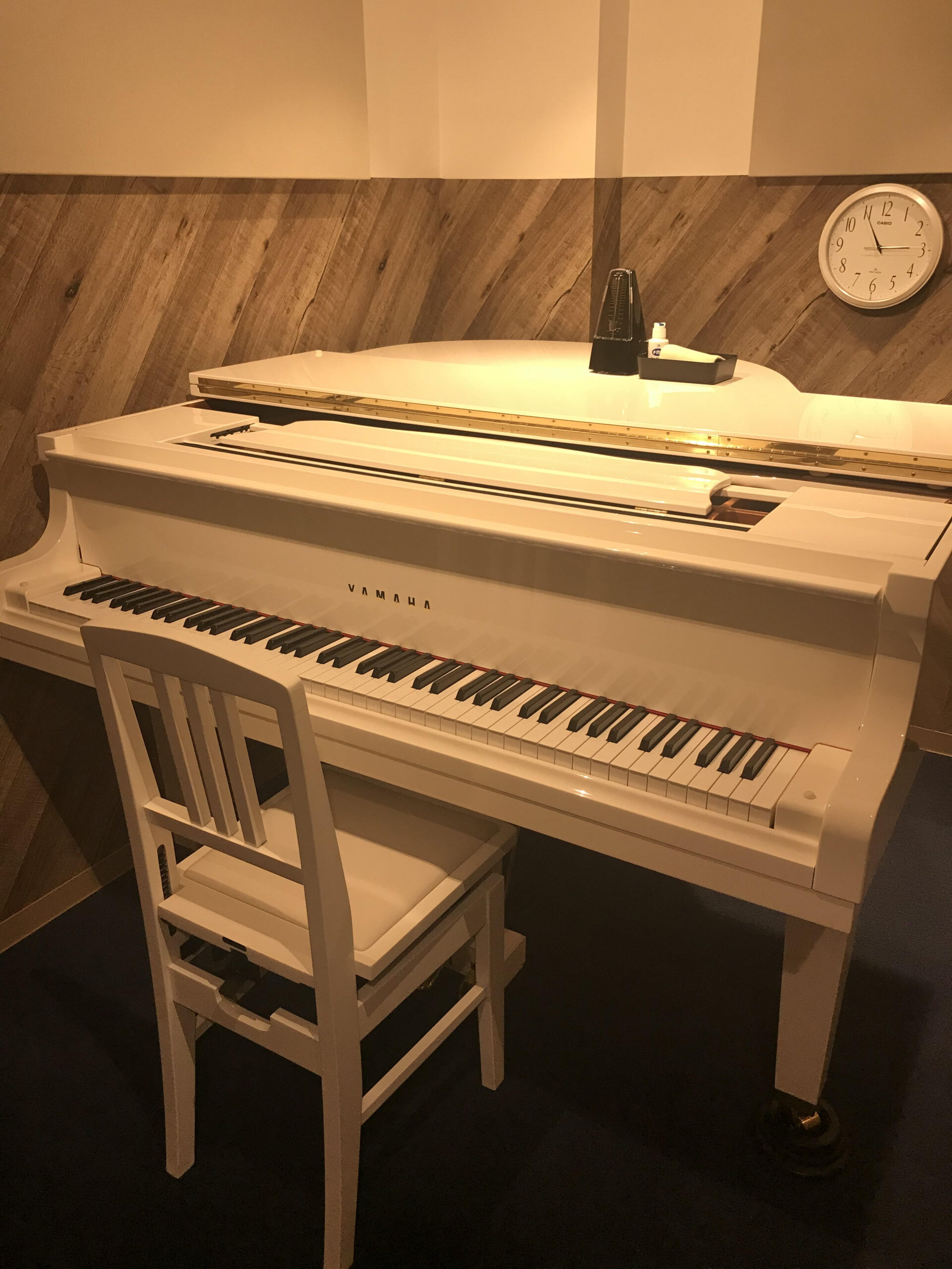 芝公園駅近くの芝公園校にある白いYamaha A1グランドピアノ