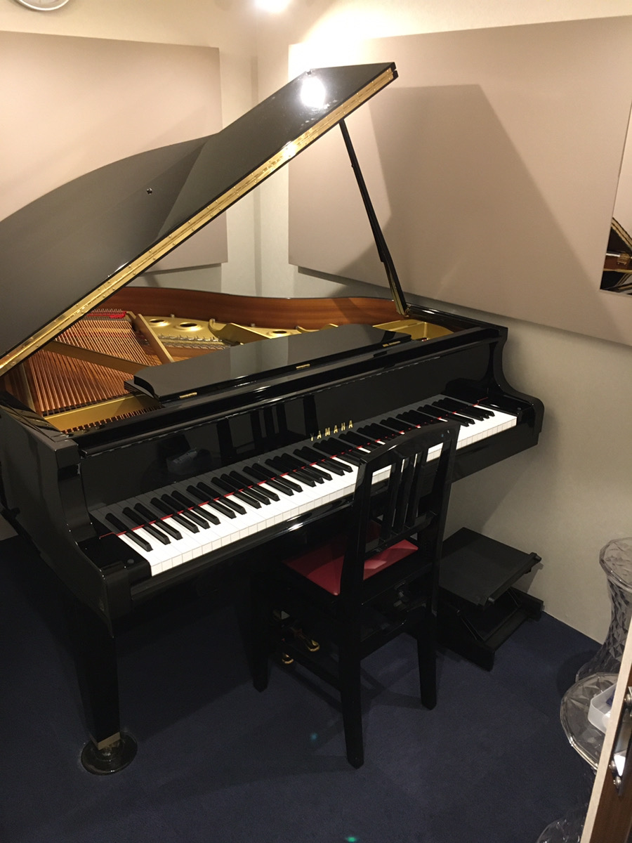 泉岳寺駅近くの三田高輪校T1にあるYamaha A1グランドピアノ